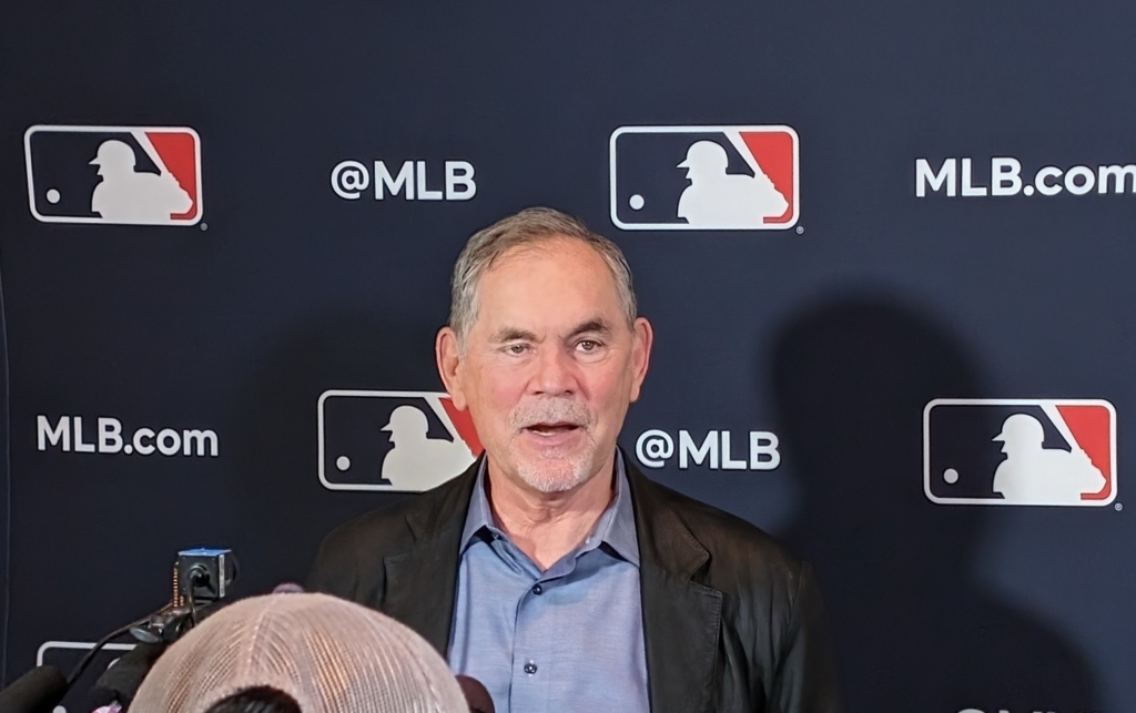 Bruce Bochy speaking to the media at the 2023 Winter Meetings