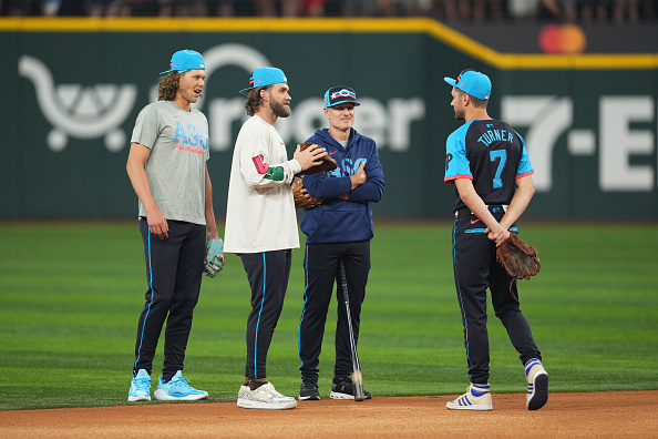 David Bell talking to the NL infielders prior to the 2024 All-Star Game