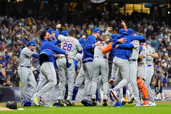 Mets celebrating eliminating the Brewers