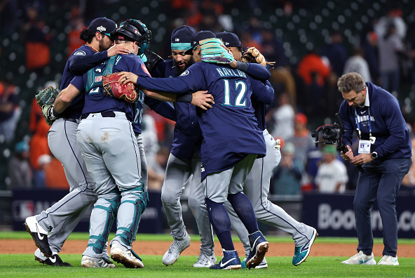 The Seattle Mariners, through a mixture of finding gaps, as well as the seats, take a 2-1 series lead over the Detroit Tigers.