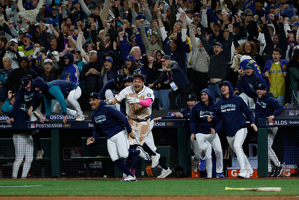 The Mariners pour onto the field after defeating the Tigers in Game 5 of the 2025 ALDS