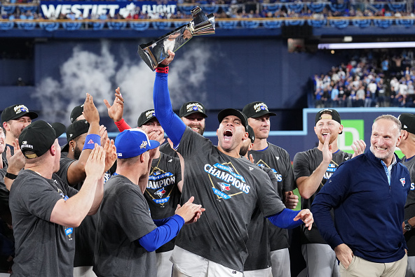 The Blue Jays celebrate winning their first AL pennant in 32 years after defeating the Mariners in Game 7 of the 2025 ALCS