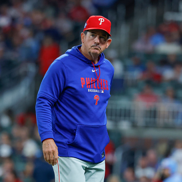 Rob Thomson heading to or from a mound visit