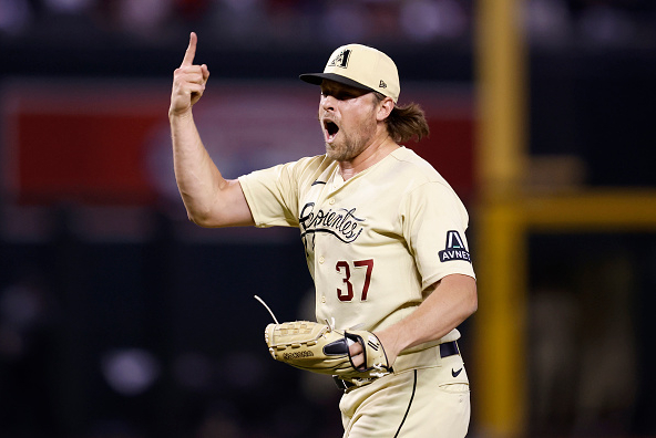 Kevin Ginkel of the Diamondbacks celebrates his team's victory over the Reds